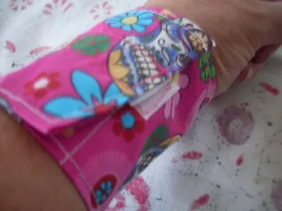 Buy COOL CUFFS Wrist Coolers Menopause Hot Flushes/gardener/chef ~  Pink Skull Print • 5.95£