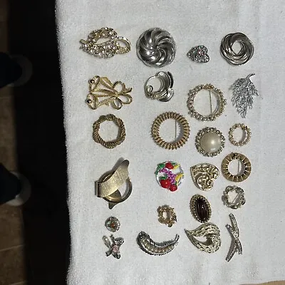 Buy Vintage Lot Of Assorted Brooches . 24 Pieces.  Lot 363 • 46.33£