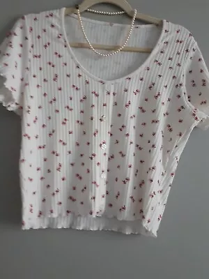 Buy 'NEW LOOK' Cute Ditsy Print Crop T Shirt Size 14/16..ivory/pink .🌷🌹.offers £4+ • 4£