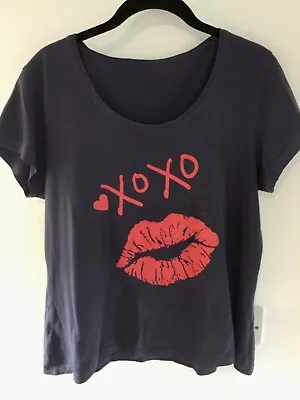 Buy Navy Blue Cotton S/s Tshirt With Red Lips And Oxo Motif At Front. 40” Bust. • 4£
