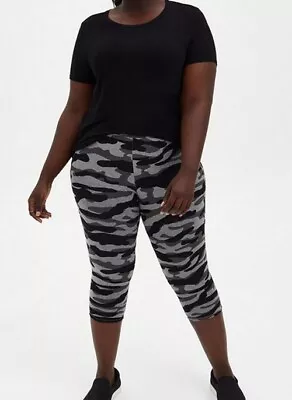 Buy BNWT Torrid Plus Size 3 (22/24) Black Gray Charcoal Camouflage Pedal Pusher • 27.99£