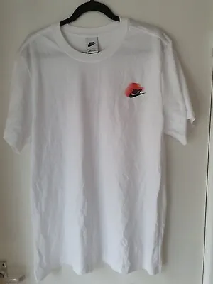Buy Nike Life Standard Issue T-Shirt - White / Team Orange • 15£