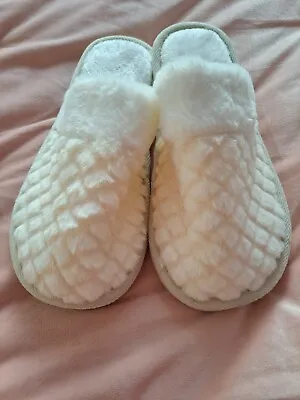 Buy Women's White Slippers Brand New For 2023. Stunning Gift Size 5 To 6. • 5£