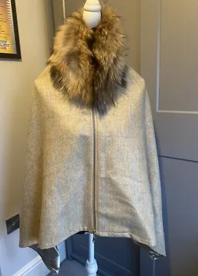Buy Holland Cooper Wool Tweed Cape With Fur Collar • 150£