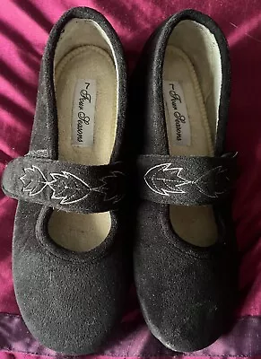 Buy Ladies Slippers Size 7  • 0.99£