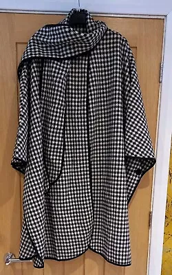 Buy Women's Vintage Houndstooth Cape With Attached Scarf. In Excellent Condition. • 18.99£